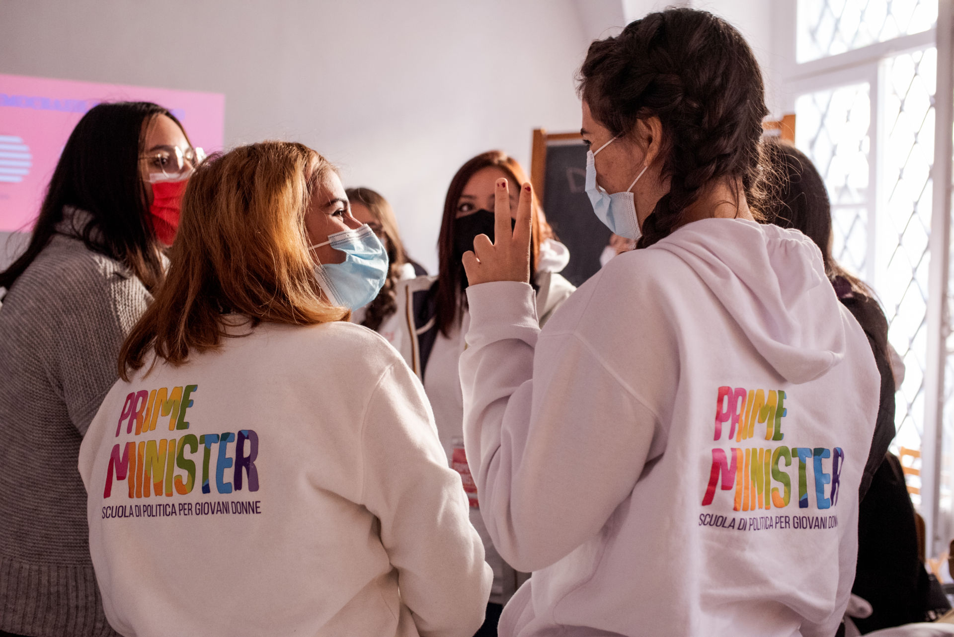 due ragazze in classe con la felpa e il logo di Prime Minister